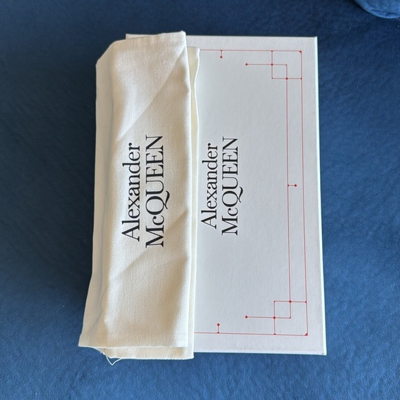 Alexander McQueen Kids Pink Round Toe Touch Strap Velcro
Sneakers Size 26 US 9.5 - Picture 11 of 11